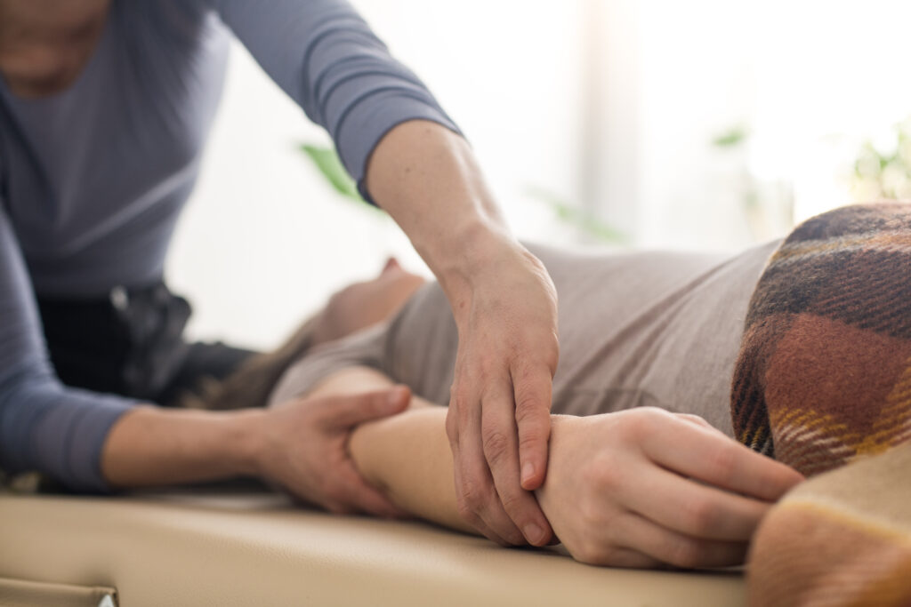 Woman undergoing Somatic experiencing therapy in her Health Studio - amend treatment