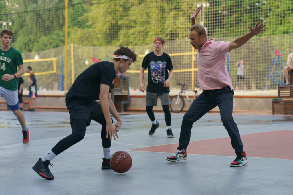 People playing basketball as part of recreational therapy - Amend Treatment